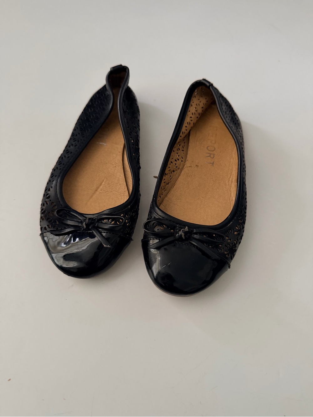 Report Black Girl’s Laser-Cut Ballet Flats with Bow - Picture 2 of 7
